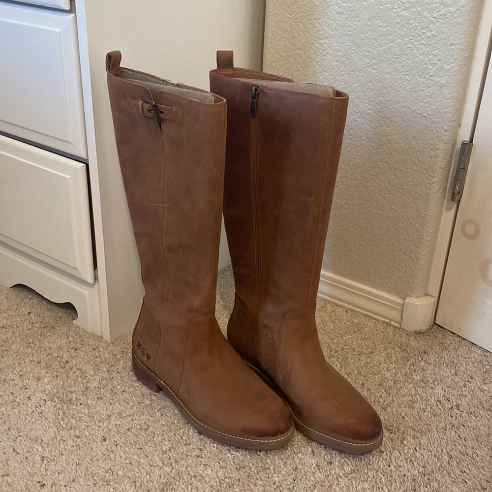 Size 9 lucky brand leather brown knee high boots.
